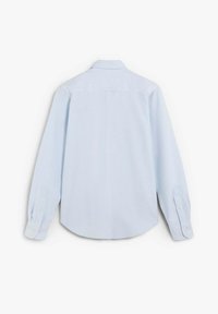 Camisa de botones de manga larga azul claro con sutiles rayas verticales, mostrada desde atrás sobre un fondo blanco.