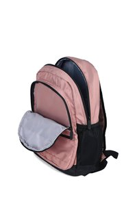 Zaino rosa con accenti neri, presenta molteplici scomparti, texture in tessuto liscia e una tasca anteriore con fodera grigia.