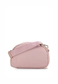 Růžová nylonová crossbody taška zaobleného tvaru, se strukturovaným popruhem s vypouklým nápisem a zlatými kovovými akcenty.