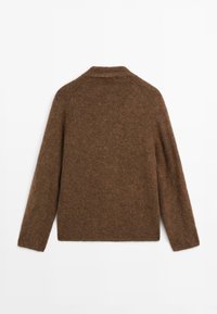 Maglione lungo marrone con maniche a sbuffo disteso, mostrando il retro con un colletto semplice e un materiale morbido e testurizzato.