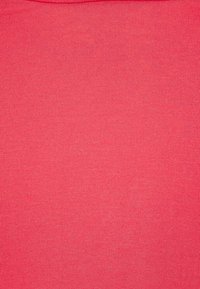 Rosa, ribbat tyg som visar en jämn och slät textur. Materialet är elastiskt och lätt, lämpligt för avslappnad klädsel.