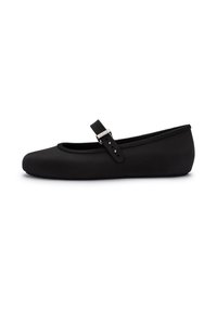 Zapato plano negro hecho de material suave, con punta redondeada, una correa decorativa con hebilla y una suela acolchada.