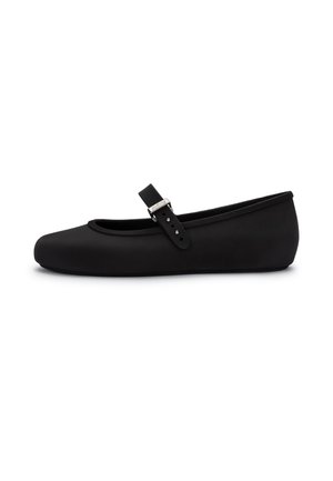 Zapato plano negro hecho de material suave, con punta redondeada, una correa decorativa con hebilla y una suela acolchada.