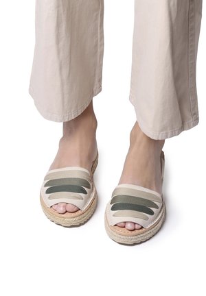 Beige espadrille sandalen hebben olijfgroene stoffen strepen, een open teenontwerp en een met jute gewikkelde zool met een gestructureerde afwerking.