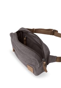 Sac à épaule en tissu gris avec fermeture à glissière, de forme plate et avec une bandoulière amovible. Présente une étiquette en cuir et une poche intérieure.