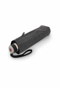 Compact zwarte paraplu met een gestructureerde stoffen hoes, voorzien van een ronde grijze handgreep en een zwarte draagriem voor eenvoudig meenemen.