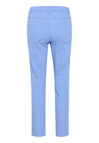Pantalones de mezclilla azul claro con un diseño de pierna recta, cinco bolsillos y costuras visibles, que cuentan con una cintura de altura media y una textura suave.