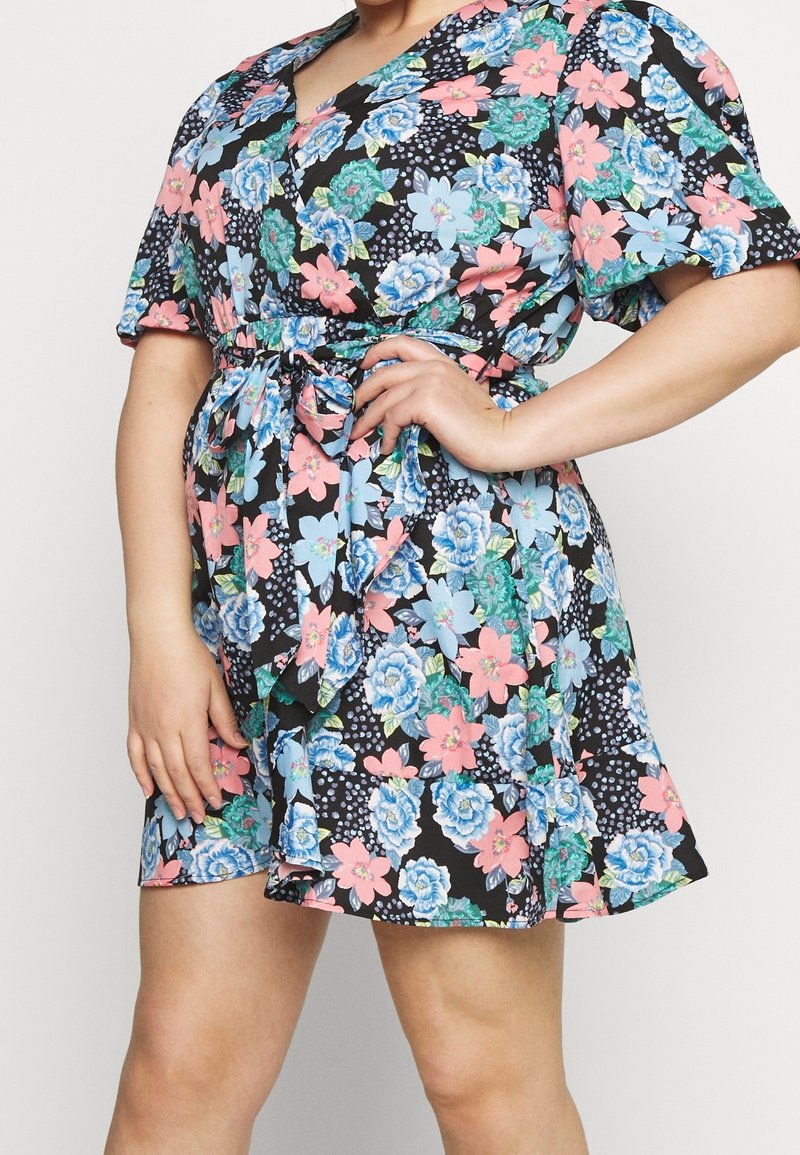 Blumen-Wickelkleid mit kurzen Puffärmeln. Enthält blaue und pinke Blumen auf schwarzem Hintergrund, tailliert mit einem Gürtel, Länge oberhalb des Knies.
