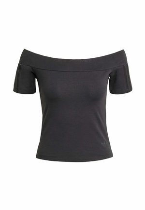 Axelång svart t-shirt med korta ärmar, mjukt tyg, tätt sittande design och diskret varumärke nära nederkanten. Slät textur utan mönster.