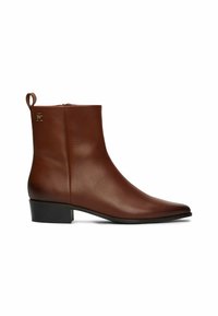 Bottine en cuir marron avec une fermeture éclair latérale, un petit talon, une languette à l'arrière et un logo de marque doré près du haut.