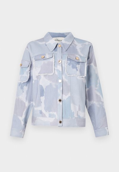 Lyseblå denimjakke med sky-mønster, to forlommer, guldfarvede knapper og slidte kanter. Lange ærmer med knapmanchetter.