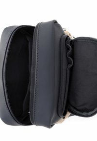 Ciemnoszary plecak wykonany z gładkiej tkaniny, wyposażony w wiele komór zapinanych na zamek, miękką podszewkę oraz elastyczne akcenty.