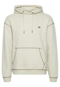 Sudadera de algodón beige con capucha ajustable, bolsillo delantero, costuras en marrón contrastante y un pequeño logo en el pecho.