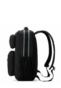 Mochila negra con un tejido texturizado, múltiples compartimentos con cremallera y dos franjas gris claro a lo largo del lateral. Correas ajustables y acolchadas.