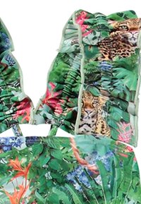 Többszínű bikini felső, trópusi dzsungel mintával, zöld lombozattal és állati motívumokkal. Az anyaga struktúrált felületű és fodros szélekkel rendelkezik.
