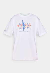 Hvit T-skjorte med fargerike løpere og grafikk av Frihetsgudinnen samt teksten "tcs New York City Marathon 2025" på forsiden.