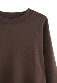 Brun crewneck-tröja med en texturerad yta, som har en avslappnad passform och förstärkta sömmar samt en design med sänkta axlar.