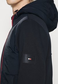 Tommy Hilfiger MEDIA ZIP THRU - Giacca da mezza stagione - desert sky