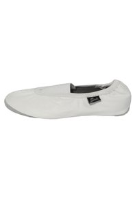 Weiße Leder-Ballerinas mit einem Slip-On-Design, runder Spitze und weicher grauer Sohle. Verfügt über minimale Nähte und ein kleines Logotag.