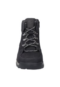 Bota de senderismo negra con un collar gris texturizado, ojales de metal y cordones grises. Cuenta con una suela de goma resistente y material superior suave.