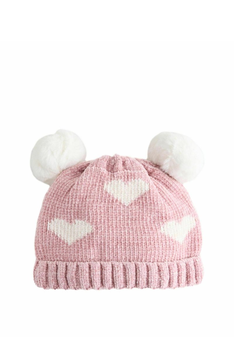 Bonnet en tricot rose avec des motifs de cœurs blancs, en tissu texturé, et pompons blancs sur le dessus. Bord côtelé au bas pour un ajustement confortable.