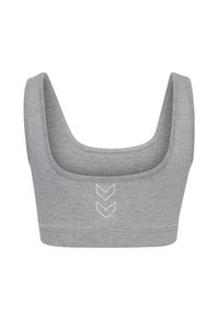 Grijze sportbralette van zacht materiaal, met een ronde halslijn, brede schouderbanden en een chevronpatroon in het wit gedrukt aan de voorkant.