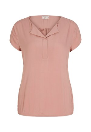 Miękka różowa bluzka z krótkim rękawem, z dekoltem w serek i zagiętym kołnierzem, wykonana z lekkiego materiału, z lekko marszczonym tyłem.