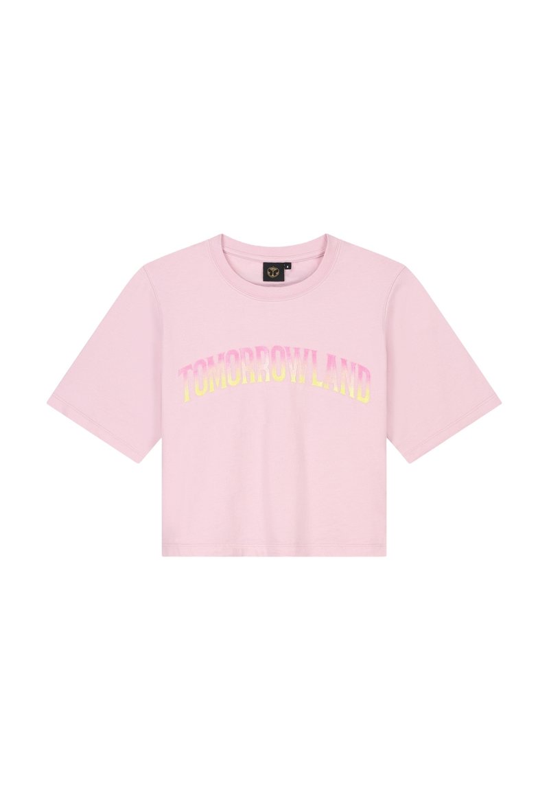 Rode cropped t-shirt van katoen, met korte mouwen en "TOMORROWLAND" afgebeeld in een gele naar roze verloop op de voorkant.