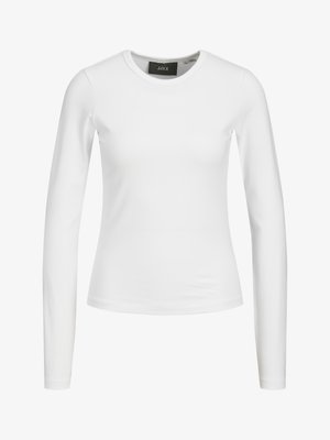 Bijela, uska majica dugih rukava izrađena od lagane, rastezljive tkanine. Ima okrugli izrez i nema vidljivih uzoraka ili ukrasa.