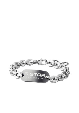 Strieborný retiazkový náramok s obdĺžnikovou platničkou s vyrytým nápisom „G-STAR RAW DENIM“ a zapínaním na karabínku.
