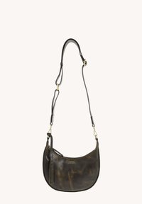 Sac bandoulière en cuir marron foncé en forme de croissant avec une sangle ajustable, fermeture éclair, détail en frange et logo de la marque doré à l'avant.