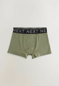 Olivgröna boxerkalsonger i mjukt tyg, med ett svart midjeband prytt med upprepande vit text "NEXT" och kort bendesign.