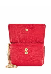Czerwony skórzany portfel na karty z teksturowym wykończeniem, z elementami ze złotego metalu, dwoma zapięciami na zatrzask, łańcuchem i trzema kółkami na klucze.