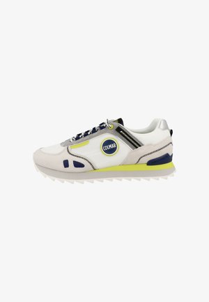 Zapatilla blanca y gris claro con detalles en azul marino y amarillo, logo de Colmar en el lateral, materiales de malla y ante, y suela dentada.