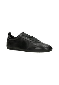 Baskets en cuir noir avec une texture lisse, bout arrondi, fermeture à lacets sur le devant et un design minimaliste à profil bas.
