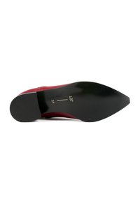 Scarpa in pelle rossa con punta affusolata e una suola nera elegante, dotata di un'etichetta dorata con i dettagli della taglia. Texture liscia e design minimalista.