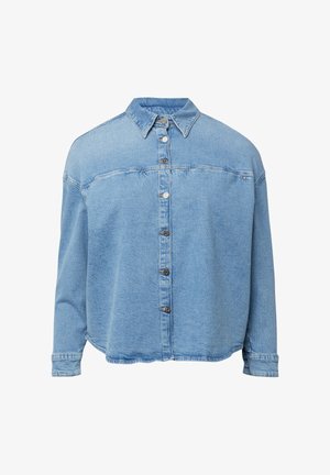 Hellblaue Jeansjacke mit durchgehender Knopfleiste, langen Ärmeln und Spitzkragen, vor weißem Hintergrund präsentiert.