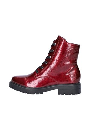 Bottes à chevilles en cuir verni rouge avec une finition texturée, œillets noirs et lacets, dotées d'une semelle noire épaisse et d'un détail de logo.