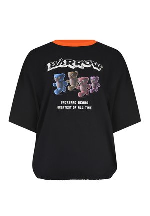 T-shirt noir oversize avec col orange, présentant quatre ours en peluche colorés et le texte « BARROW », « Backyard Bears Greatest of All Time » sur le devant.