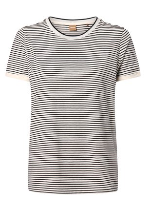 Biały T-shirt z krótkim rękawem, cienkimi czarnymi poziomymi paskami i okrągłym dekoltem z małą metką BOSS wewnątrz.