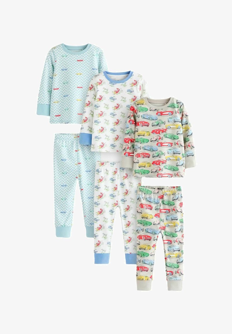 Drei Sets langärmliger Kinderpyjamas mit Auto-Mustern in Blau-, Weiß- und Grautönen, jeweils mit passenden Hosen.