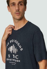 s.Oliver MIT FLAMMGARNSTRUKTUR - T-Shirt print - navy