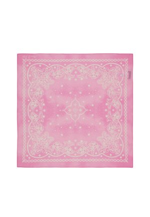 Różowy kwadratowy szalik z białymi kwiatowymi wzorami paisley i centralnym wzorem w kształcie diamentu na jednolitym różowym tle.