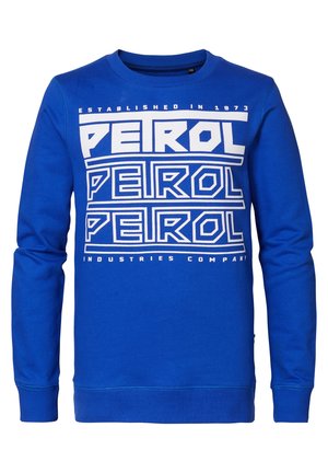 Blauw sweatshirt met lange mouwen en witte geometrische tekst "PETROL" die driemaal wordt herhaald, en kleinere tekst "Established in 1973" en "Industries Company".