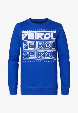 Felpa blu a maniche lunghe con testo geometrico bianco "PETROL" ripetuto tre volte e testo più piccolo "Established in 1973" e "Industries Company".