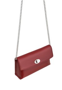 Rdeča usnjena torbica na eni strani s srebrnim verižnim ročajem, pravokotne oblike, gladke teksture, zapiranje na zgornjem pokrovu in okrogla srebrna oprema.