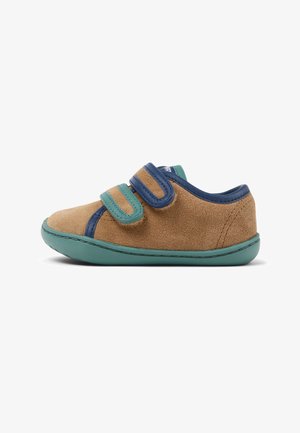 Chaussure pour tout-petit en daim marron avec semelle verte et double fermeture Velcro bleu marine, vue de côté extérieur.