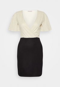 Kortärmad klänning med en glittrande, krämfärgad överdel och en figursydd svart kjol. Har en djup V-ringning och en omslagstil. Enkel, mjuk textur.