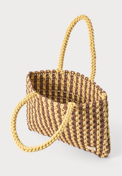 Borsa a spalla intrecciata marrone e gialla con forma rettangolare. Presenta maniglie spesse intrecciate e design a senza coperchio per un facile accesso.