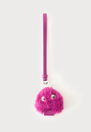 Llavero peludo morado con dos ojos móviles, unido a una larga correa morada sobre un fondo blanco.